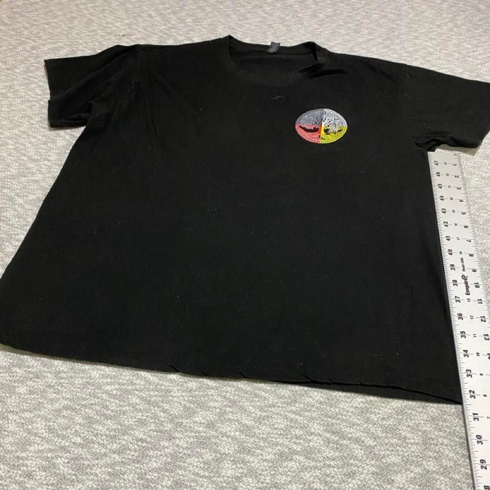 Black t-shirt with circular graphic featuring a smiling face size XL. SKU-B843